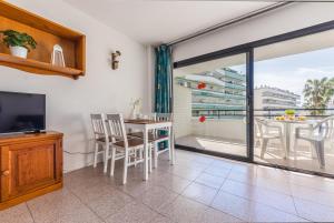 A balcony or terrace at Apartamentos Riviera Arysal