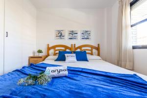 A bed or beds in a room at Apartamentos Riviera Arysal Még 37 kép