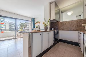 A kitchen or kitchenette at Apartamentos Riviera Arysal