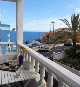 balkon z widokiem na ocean w obiekcie One bedroom house at Candelaria 100 m away from the beach with sea view furnished balcony and wifi w mieście Candelaria
