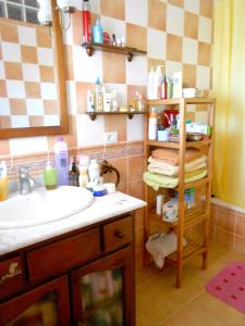 Koupelna v ubytování One bedroom house at Candelaria 100 m away from the beach with sea view furnished balcony and wifi