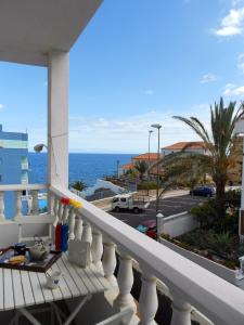 Elle comprend un balcon offrant une vue sur l'océan. dans l'établissement One bedroom house at Candelaria 100 m away from the beach with sea view furnished balcony and wifi, à Candelaria