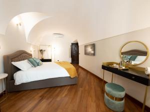 - une chambre avec un lit, un miroir et un tabouret dans l'établissement The Best Rent - Apartment near Piazza di Spagna, à Rome