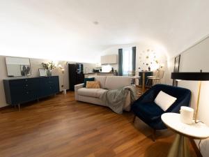 - un salon avec un canapé et une chaise dans l'établissement The Best Rent - Apartment near Piazza di Spagna, à Rome