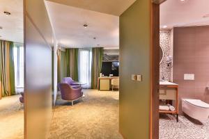 TV a/nebo společenská místnost v ubytování Carine Hotel Centar