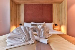 Postel nebo postele na pokoji v ubytování Carine Hotel Centar