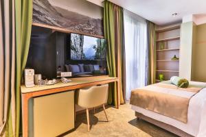 Postel nebo postele na pokoji v ubytování Carine Hotel Centar