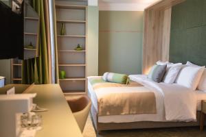 Postel nebo postele na pokoji v ubytování Carine Hotel Centar