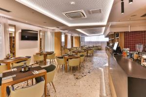 TV a/nebo společenská místnost v ubytování Carine Hotel Centar