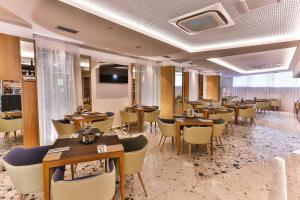 TV a/nebo společenská místnost v ubytování Carine Hotel Centar