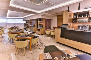 Lounge nebo bar v ubytování Carine Hotel Centar