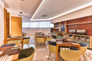 Kuchyň nebo kuchyňský kout v ubytování Carine Hotel Centar