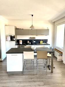 uma cozinha com mesa e cadeiras num quarto em Coeur d'Annecy, Idéalement situé em Annecy