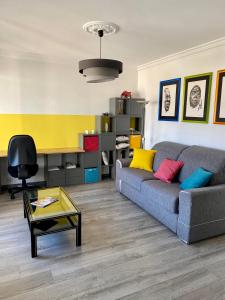 a living room with a couch and a table at Coeur d'Annecy, Idéalement situé in Annecy