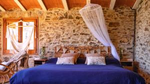 Posteľ alebo postele v izbe v ubytovaní Suite rural estilo Farm con jacuzzi y chimenea