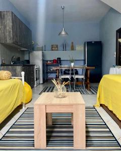 uma cozinha com duas camas e uma mesa num quarto em Sunny Garden em Plataria