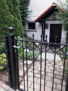czarny płot z bramą przed domem w obiekcie Ferienwohnung Bibert w mieście Michelstadt
