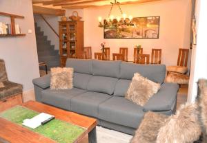 sala de estar con sofá y mesa en Tríplex Rústico-Moderno hasta 18 plazas - Pobla de Lillet, en La Pobla de Lillet