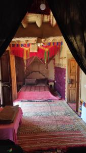 Postel nebo postele na pokoji v ubytování Kasbah Maktob Tamnougalt