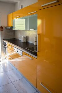克拉尼斯卡戈拉Apartma Sonček, on the ski slopes, balcony, private parking的厨房配有橙色橱柜和水槽
