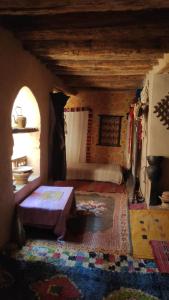 Postel nebo postele na pokoji v ubytování Kasbah Maktob Tamnougalt