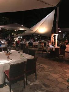 un ristorante con tavoli e persone sedute ai tavoli di Beach front apartment with stunning ocean views! a Costa Calma