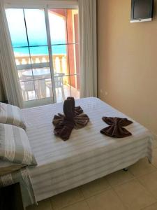 un letto con asciugamani in una camera da letto di Beach front apartment with stunning ocean views! a Costa Calma