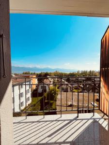 einen Blick vom Balkon eines Gebäudes in der Unterkunft Lake view Lausanne in Lausanne