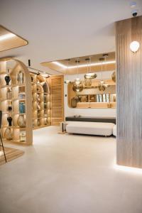 sala degustacyjna z białą podłogą i drewnianymi szafkami w obiekcie MYR Puerta Serranos w Walencji
