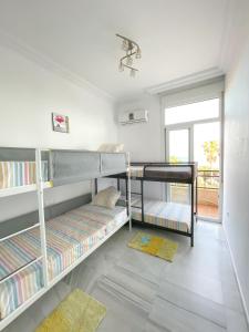 Posteľ alebo postele v izbe v ubytovaní Modern three-level apartment near the sea