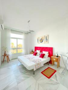 Posteľ alebo postele v izbe v ubytovaní Modern three-level apartment near the sea