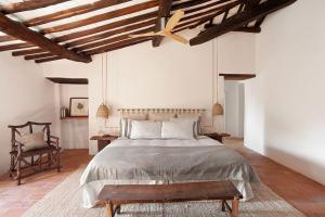 ソヴィチッレにあるRoccia Cerbaiaの木製の天井が特徴のベッドルーム1室(大型ベッド1台付)