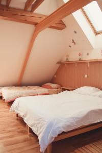 een kamer met 3 bedden op een zolder bij Apartma Sonček, on the ski slopes, balcony, private parking in Kranjska Gora