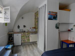 eine kleine Küche mit einer Spüle und einer Theke in der Unterkunft Le Biou in Cassis