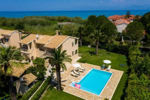 una vista aérea de una casa con piscina en Villa Marina Mare en Acharavi