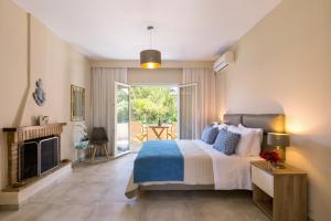 A bed or beds in a room at Villa Marina Mare Még 29 kép