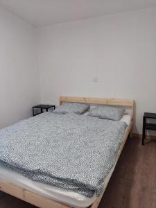 1 cama con 2 almohadas en una habitación en hé,Tisza!, en Tiszafüred