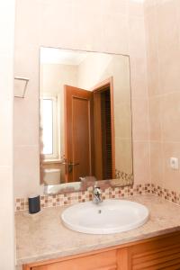 un baño con lavabo y espejo en Casa Moana, en Casal da Lagoa Seca 25 fotos más
