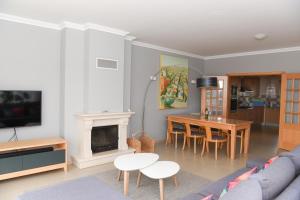 una sala de estar con un sofá y una mesa en Casa Moana, en Casal da Lagoa Seca