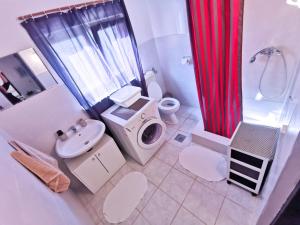 Ένα μπάνιο στο GET IN Apartments +48 φωτογραφίες