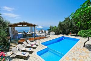 Bazén v ubytování Villa Alexandros nebo v jeho okolí