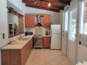 Kuchyň nebo kuchyňský kout v ubytování Stranis Hill House Zakinthos