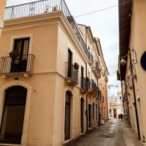 um beco numa cidade com edifícios em La Terrazza del Quarto em LʼAquila