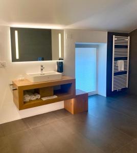La salle de bains est pourvue d'un lavabo et d'un miroir. dans l'établissement Gasthof Zum Hirschen Margreid, à Magrè allʼ Adige