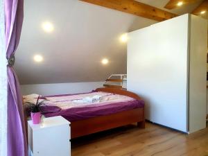 Ένα ή περισσότερα κρεβάτια σε δωμάτιο στο Apartma DAVID