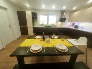 Η κουζίνα ή μικρή κουζίνα στο Apartma DAVID