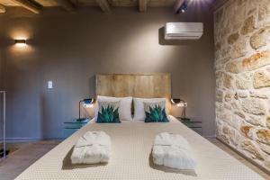 Evangelia Casa, comfy stay, centrally, with views! tesisinde bir odada yatak veya yataklar