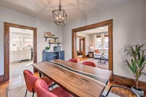 Area soggiorno di Home 2 Mi to Hersheypark Work and Play!
