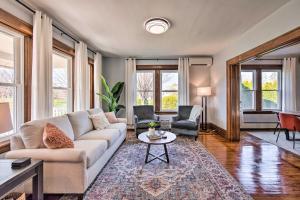 Area soggiorno di Home 2 Mi to Hersheypark Work and Play!