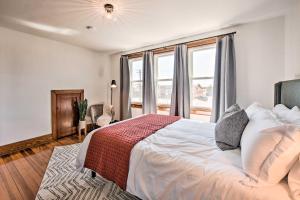 una camera da letto con un grande letto bianco e una finestra di Home 2 Mi to Hersheypark Work and Play! a Hershey